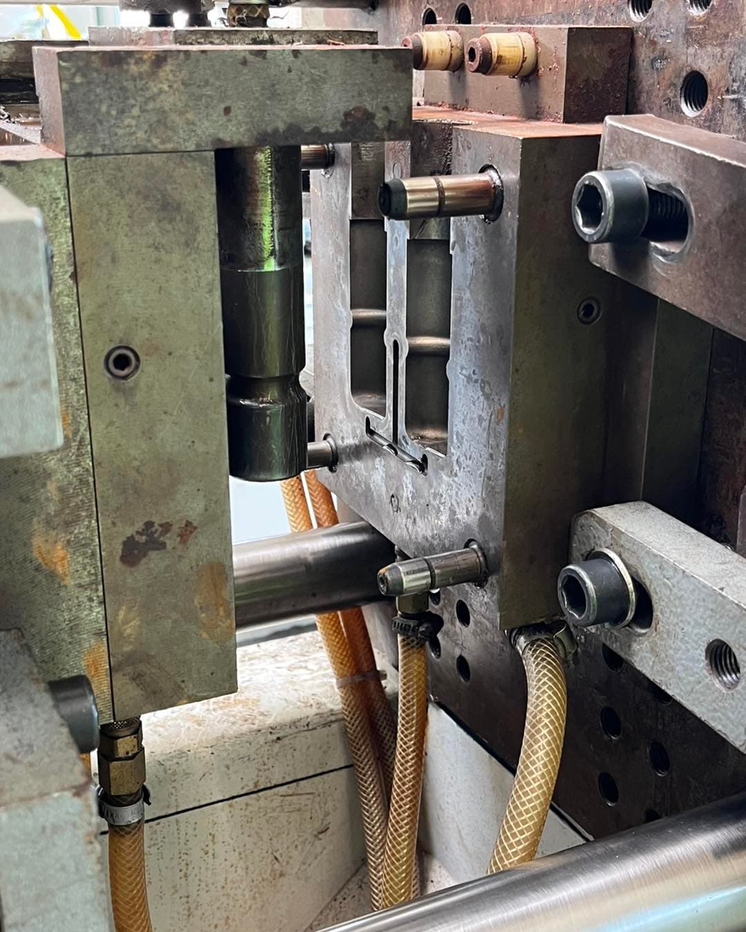 Open injection mold in BKM production